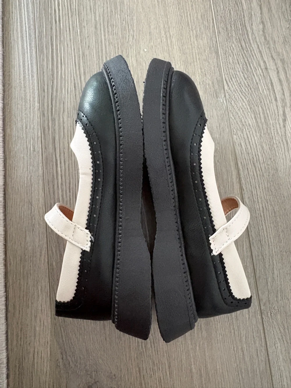 Black and white Velcro Mary Jane w/ pearl accent NEW size 1.5/2 Girls